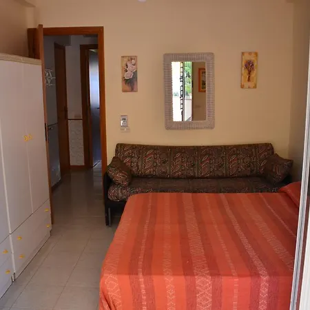 House Naxos * גיארדיני נאקסוס